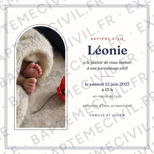 Faire-part de baptême civil modèle Sobre : photo en arche, cadre bleu marine, prénom Léonie, invitation au parrainage civil en mairie de Lyon